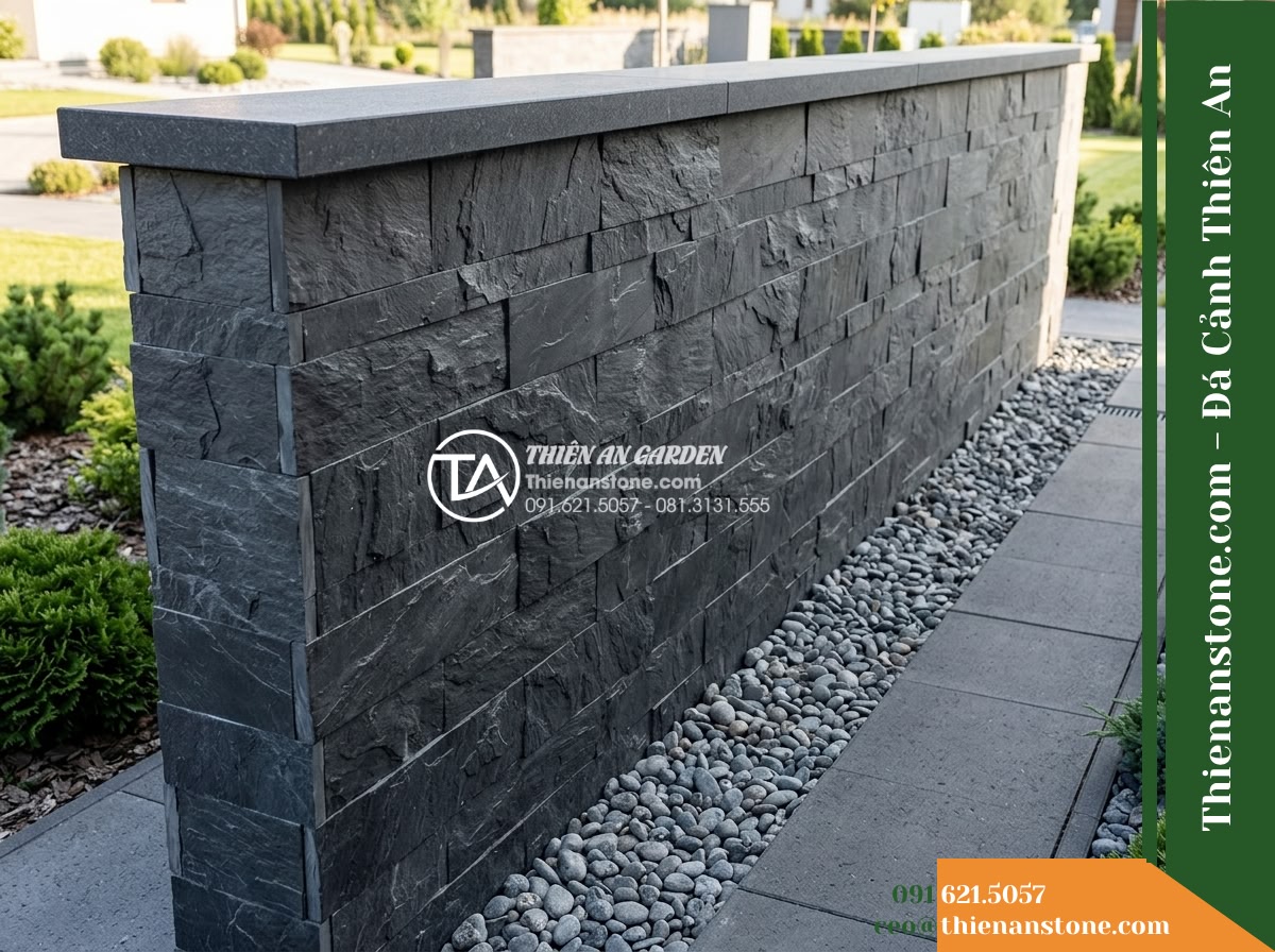 Đá ghép đen Đà Nẵng | Slate đen Đà Nẵng | 10x50 cm - Hình 16 Đá ghép đen Đà Nẵng | Slate đen Đà Nẵng | 10x50 cm - Wide angle view of an exterior stone fence wall showing top coping cap and well-