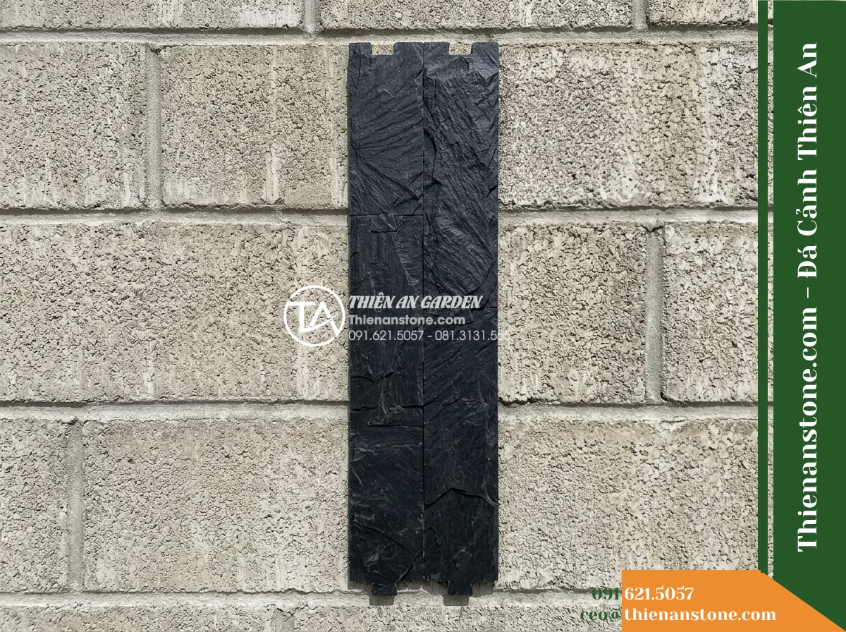 Đá ghép đen Đà Nẵng | Slate đen Đà Nẵng | 10x50 cm - Hình 17 Đá ghép đen Đà Nẵng | Slate đen Đà Nẵng | 10x50 cm - Straight elevation view of a 10x50 cm black slate panel held against an outdoor