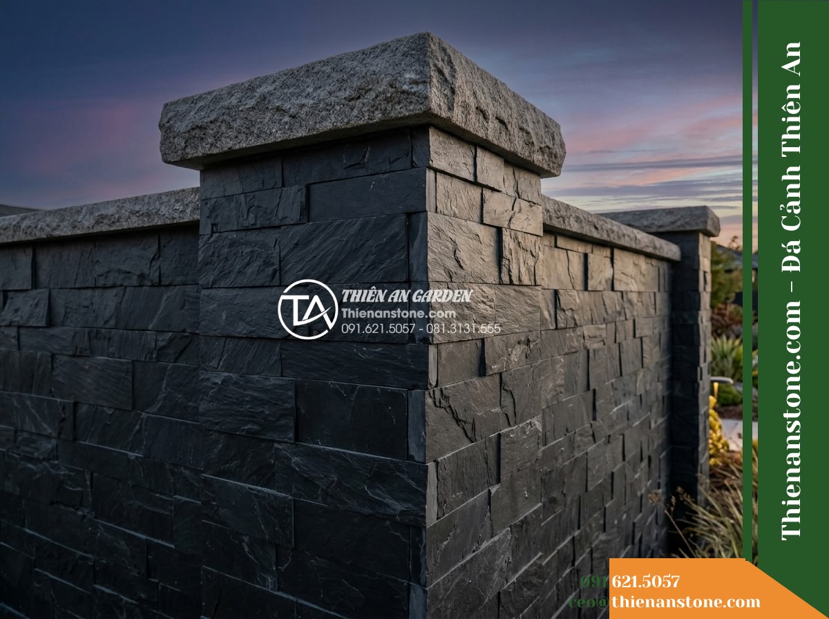 Đá ghép đen Đà Nẵng | Slate đen Đà Nẵng | 10x50 cm - Hình 20 Đá ghép đen Đà Nẵng | Slate đen Đà Nẵng | 10x50 cm - Corner detail of an upscale residential fence showing the transition between nat