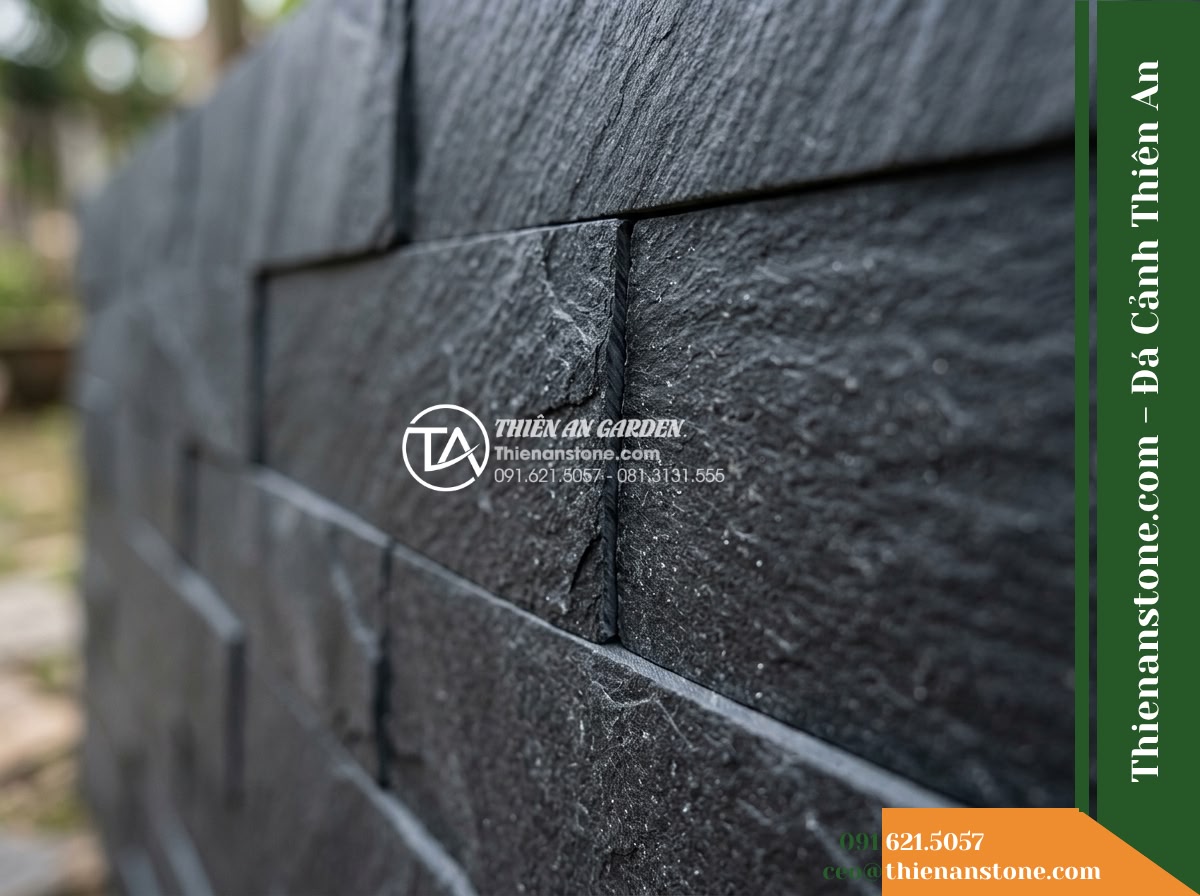 Đá ghép đen Đà Nẵng | Slate đen Đà Nẵng | 10x50 cm - Hình 3 Đá ghép đen Đà Nẵng | Slate đen Đà Nẵng | 10x50 cm - Extreme macro view of the Da Nang black slate surface, showing natural slate cle