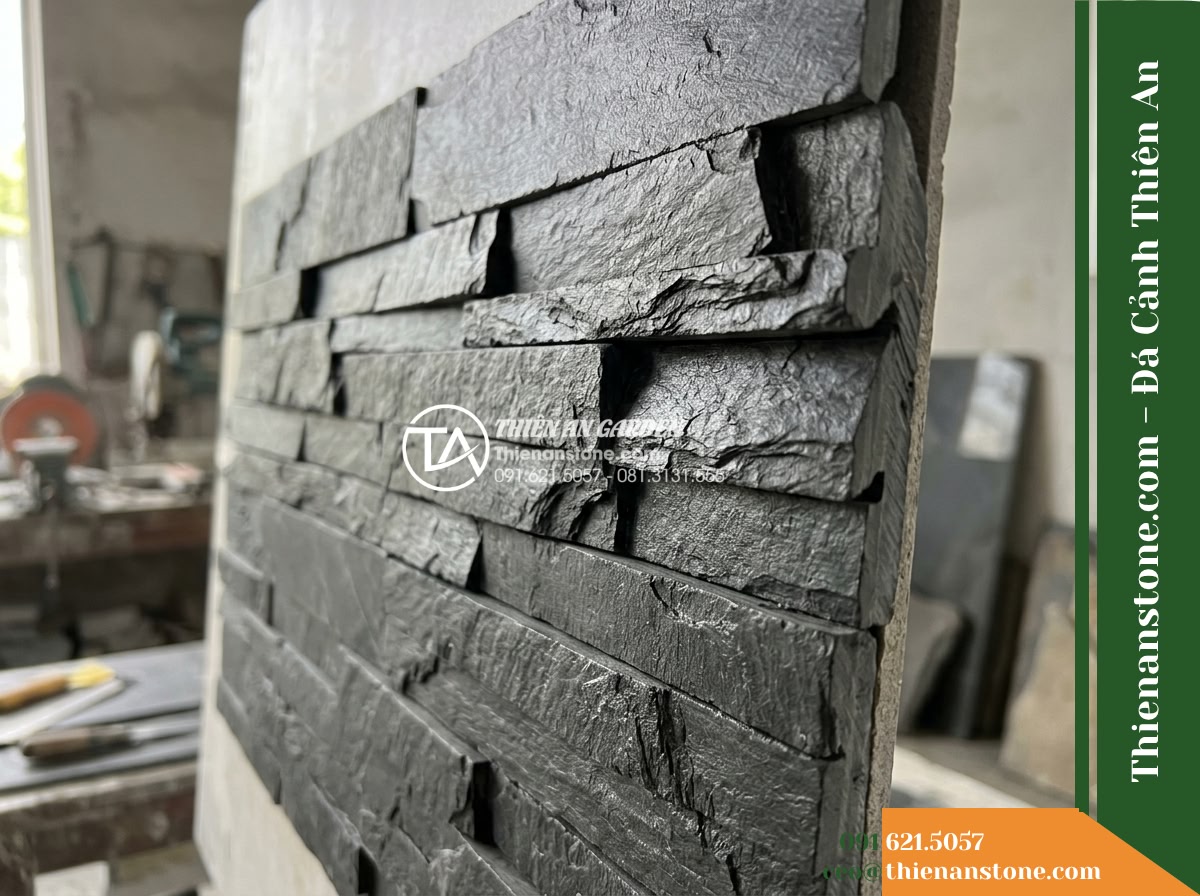 Đá ghép đen Đà Nẵng | Slate đen Đà Nẵng | 10x50 cm - Hình 4 Đá ghép đen Đà Nẵng | Slate đen Đà Nẵng | 10x50 cm - Detailed view of the layered physical transition between individual natural slat