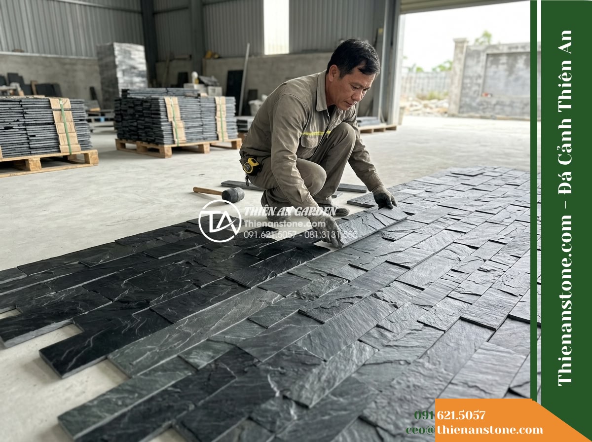 Đá ghép đen Đà Nẵng | Slate đen Đà Nẵng | 10x50 cm - Hình 7 Đá ghép đen Đà Nẵng | Slate đen Đà Nẵng | 10x50 cm - Stone mason dry-laying Da Nang black slate modular panels on a clean concrete fl