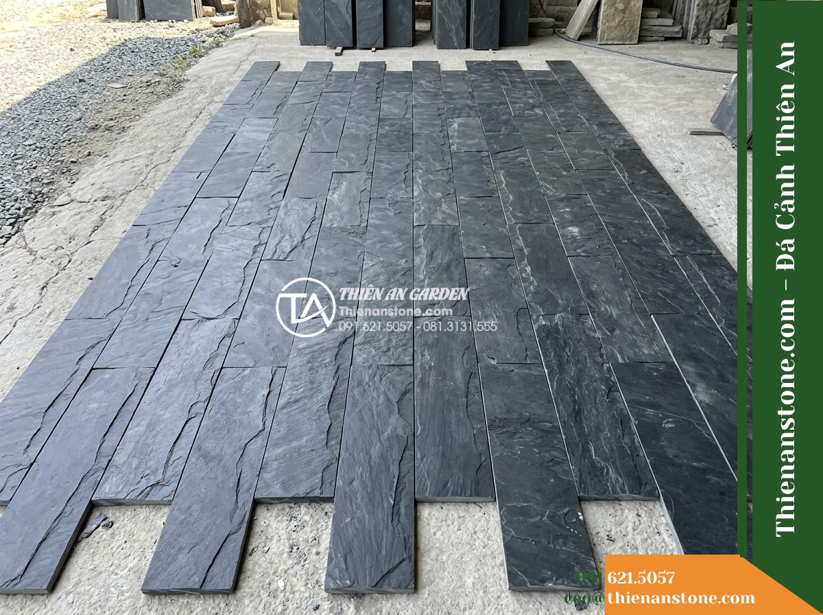 Đá ghép đen Đà Nẵng | Slate đen Đà Nẵng | 10x50 cm - Hình 8 Đá ghép đen Đà Nẵng | Slate đen Đà Nẵng | 10x50 cm - High-angle wide shot of test-laid modular slate panels on the ground, displaying