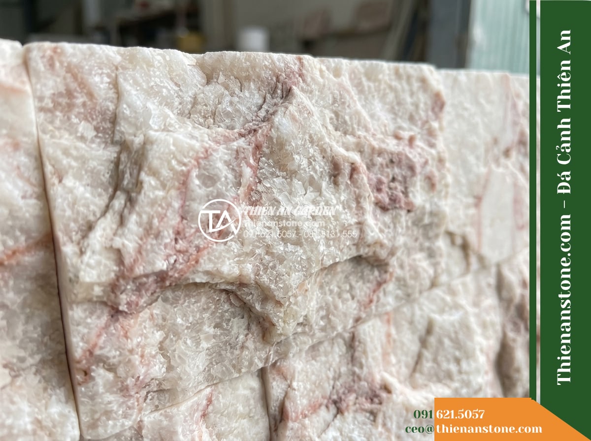 Đá ghép kem hồng Quỳ Hợp | Marble kem hồng Quỳ Hợp | 10x50 cm - Hình 3 Đá ghép kem hồng Quỳ Hợp | Marble kem hồng Quỳ Hợp | 10x50 cm - Macro close-up shot of raw split-face cream-pink marble surface showing crystall