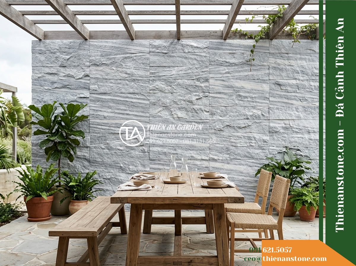 Đá ghép sọc dưa Hà Tĩnh | Marble sọc dưa Hà Tĩnh | 10x50 cm - Hình 1 Đá ghép sọc dưa Hà Tĩnh | Marble sọc dưa Hà Tĩnh | 10x50 cm - Wide shot of an outdoor dining patio wall clad in 10x50 cm horizontal modular sp