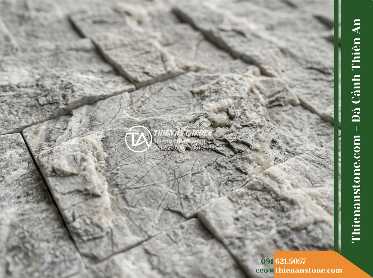 Đá ghép sọc dưa Hà Tĩnh | Marble sọc dưa Hà Tĩnh | 10x50 cm - Hình 3 Đá ghép sọc dưa Hà Tĩnh | Marble sọc dưa Hà Tĩnh | 10x50 cm - Close-up macro shot of raw Hà Tĩnh sọc dưa marble surface showing authentic spli