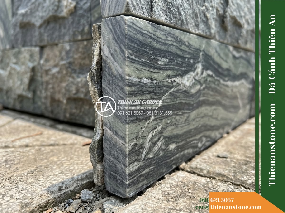 Đá ghép sọc dưa Hà Tĩnh | Marble sọc dưa Hà Tĩnh | 10x50 cm - Hình 6 Đá ghép sọc dưa Hà Tĩnh | Marble sọc dưa Hà Tĩnh | 10x50 cm - Macro focus on the clean vertical cut edge of a 10x50 cm stone module ending alo