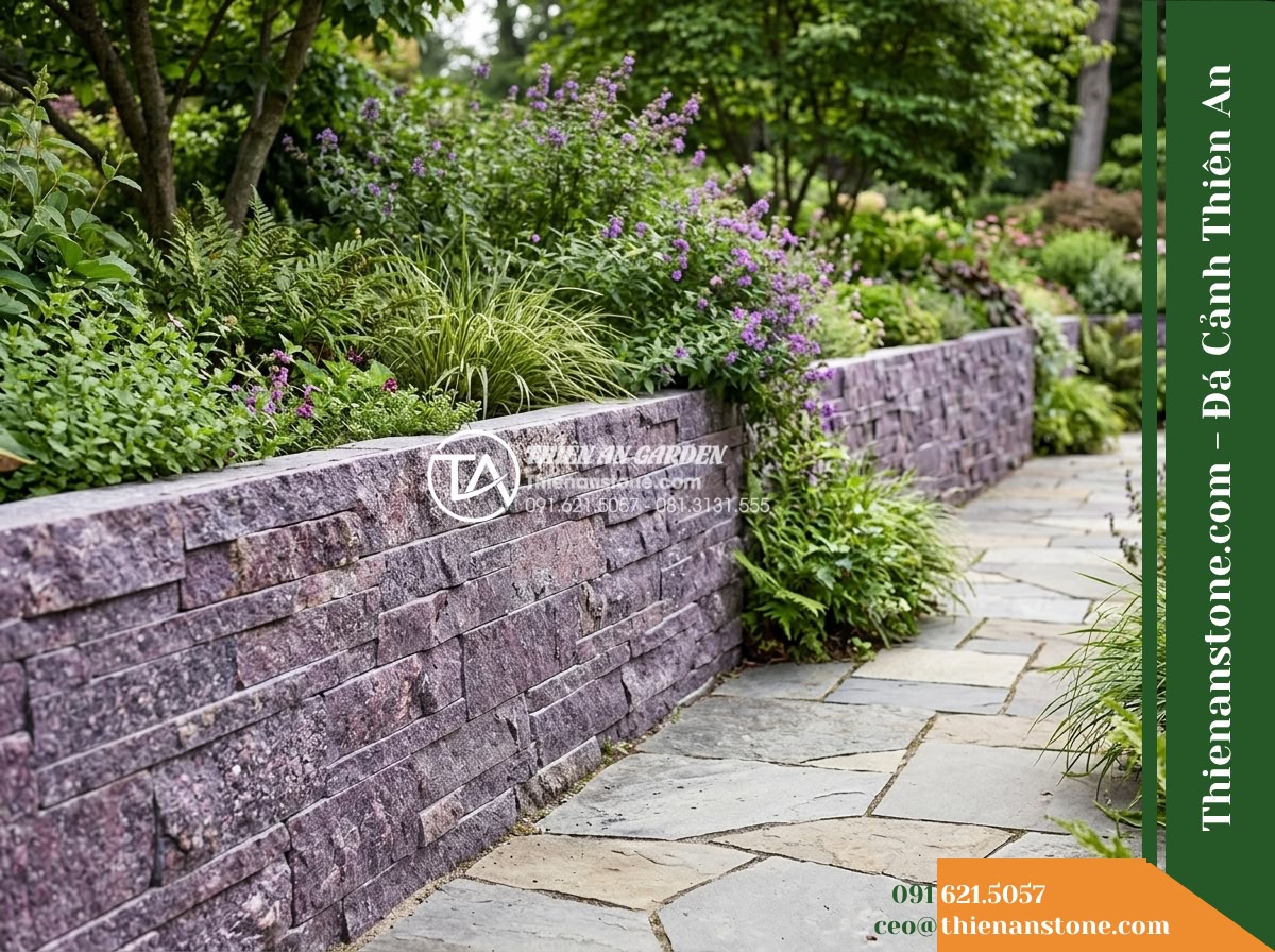 Đá ghép tím Khánh Hòa | Granite tím Khánh Hòa | 10x50 cm - Hình 12 Đá ghép tím Khánh Hòa | Granite tím Khánh Hòa | 10x50 cm - Garden setting featuring an installed purple stacked stone transition wall frami