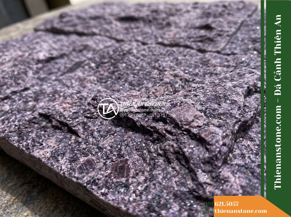 Đá ghép tím Khánh Hòa | Granite tím Khánh Hòa | 10x50 cm - Hình 3 Đá ghép tím Khánh Hòa | Granite tím Khánh Hòa | 10x50 cm - Macro photograph of split-face Khanh Hoa purple granite stone texture showing ra