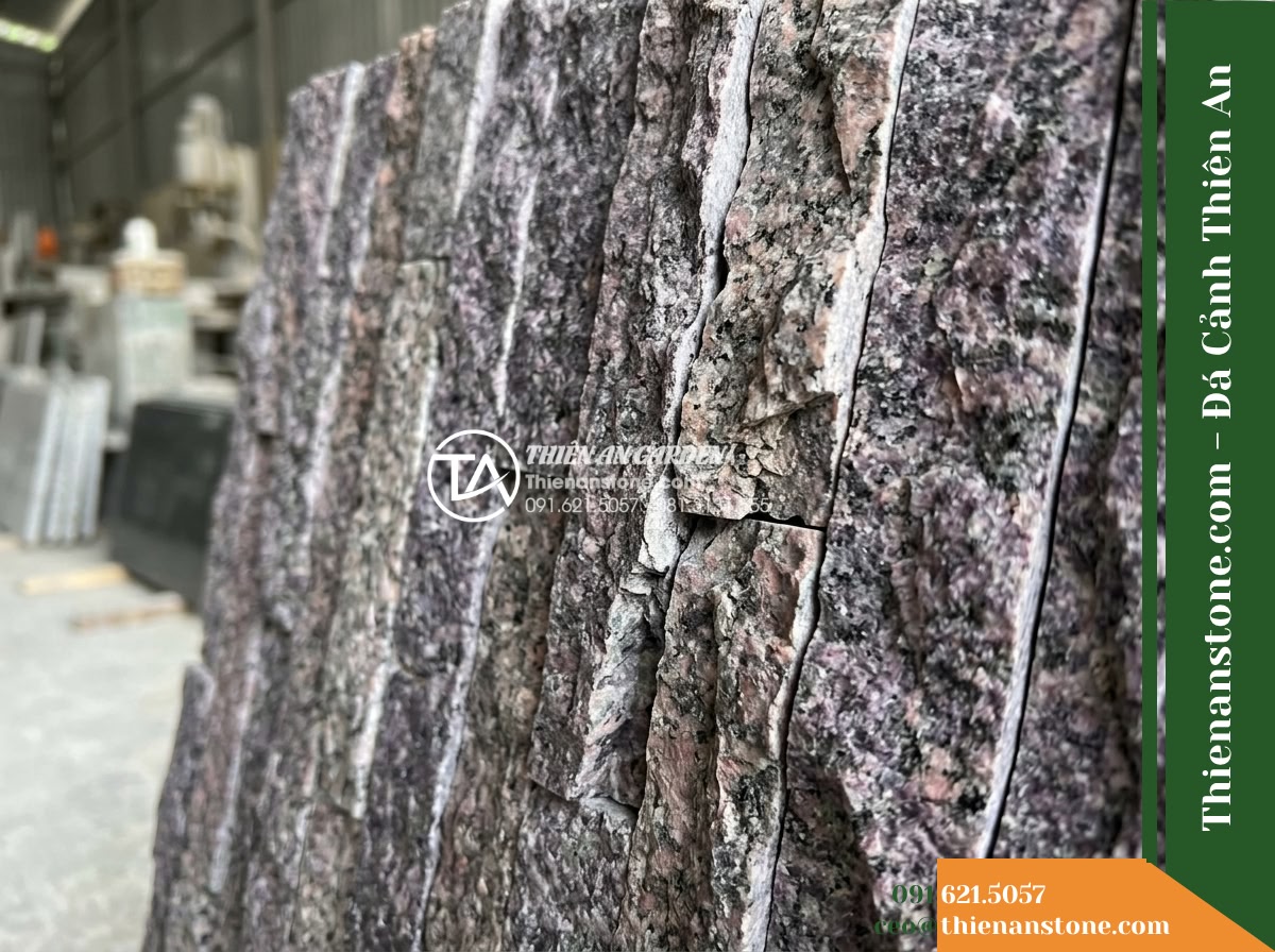 Đá ghép tím Khánh Hòa | Granite tím Khánh Hòa | 10x50 cm - Hình 4 Đá ghép tím Khánh Hòa | Granite tím Khánh Hòa | 10x50 cm - Detail view capturing the uneven split-face transitions between individual stone