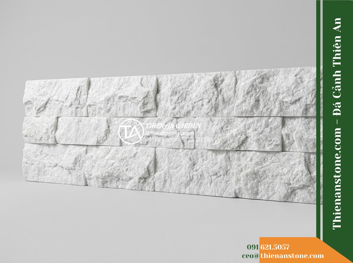 Đá ghép trắng ánh kim Yên Bái | Thạch anh / Marble trắng Yên Bái | 10x50 cm - Hình 11 Đá ghép trắng ánh kim Yên Bái | Thạch anh / Marble trắng Yên Bái | 10x50 cm - Isolated studio shot of a 10x50 cm white crystalline stone cladding panel, showc