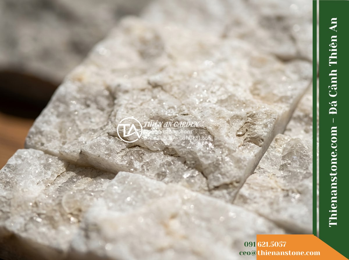 Đá ghép trắng ánh kim Yên Bái | Thạch anh / Marble trắng Yên Bái | 10x50 cm - Hình 3 Đá ghép trắng ánh kim Yên Bái | Thạch anh / Marble trắng Yên Bái | 10x50 cm - Macro detailed photograph of natural split-face white stone module from Yen Bai,
