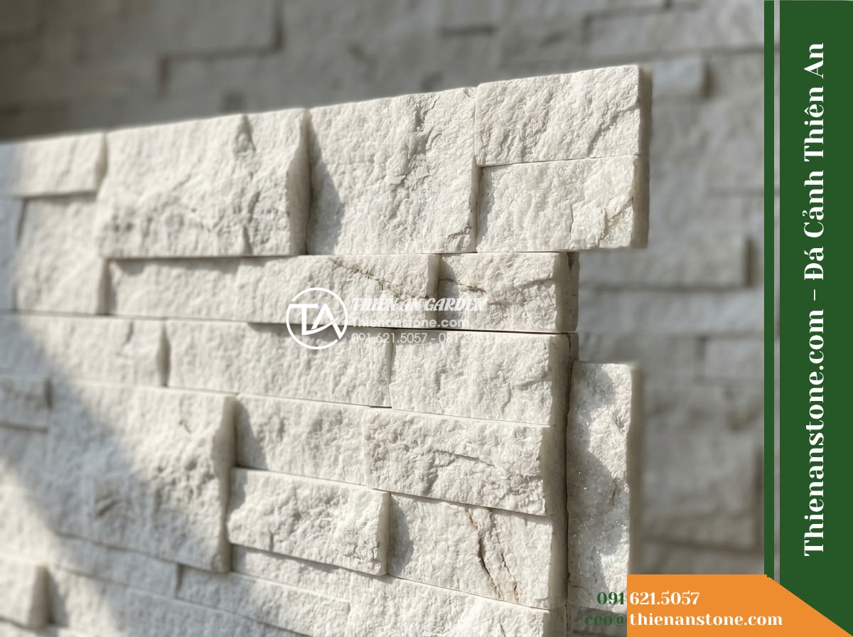 Đá ghép trắng ánh kim Yên Bái | Thạch anh / Marble trắng Yên Bái | 10x50 cm - Hình 4 Đá ghép trắng ánh kim Yên Bái | Thạch anh / Marble trắng Yên Bái | 10x50 cm - Detailed perspective view showing the transition between individual stone strips
