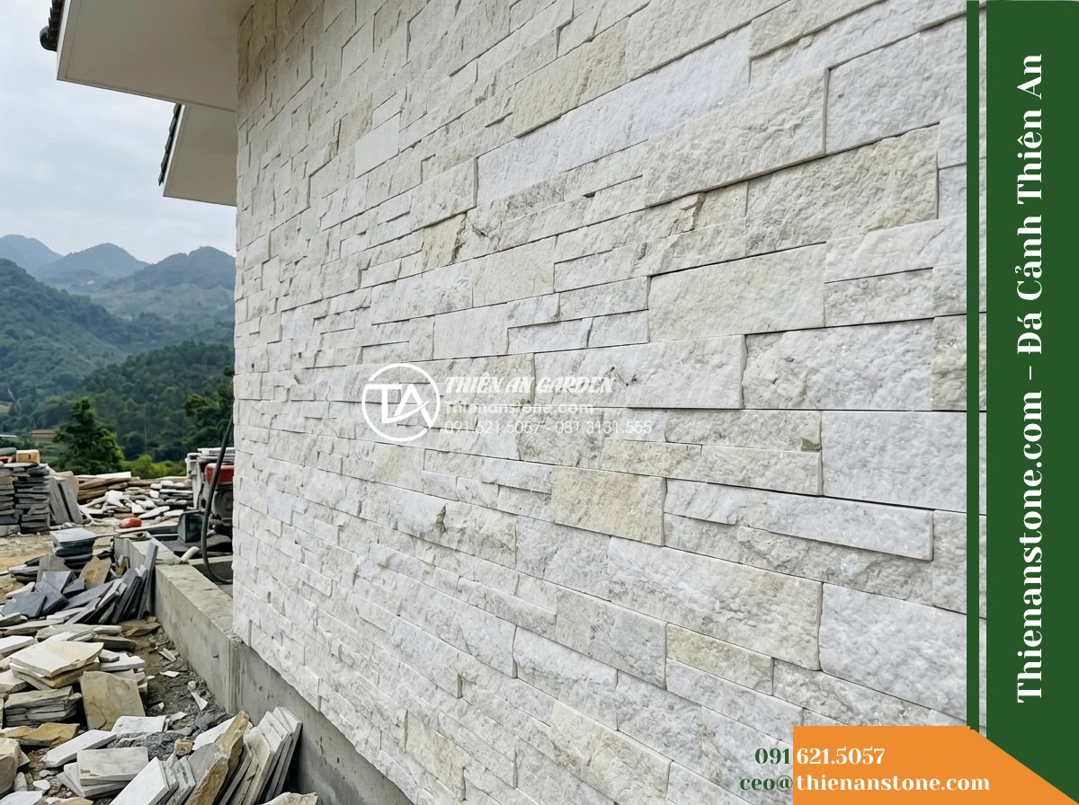 Đá ghép trắng ánh kim Yên Bái | Thạch anh / Marble trắng Yên Bái | 10x50 cm - Hình 8 Đá ghép trắng ánh kim Yên Bái | Thạch anh / Marble trắng Yên Bái | 10x50 cm - Medium distance perspective view of dry-laid white stone cladding panels on site