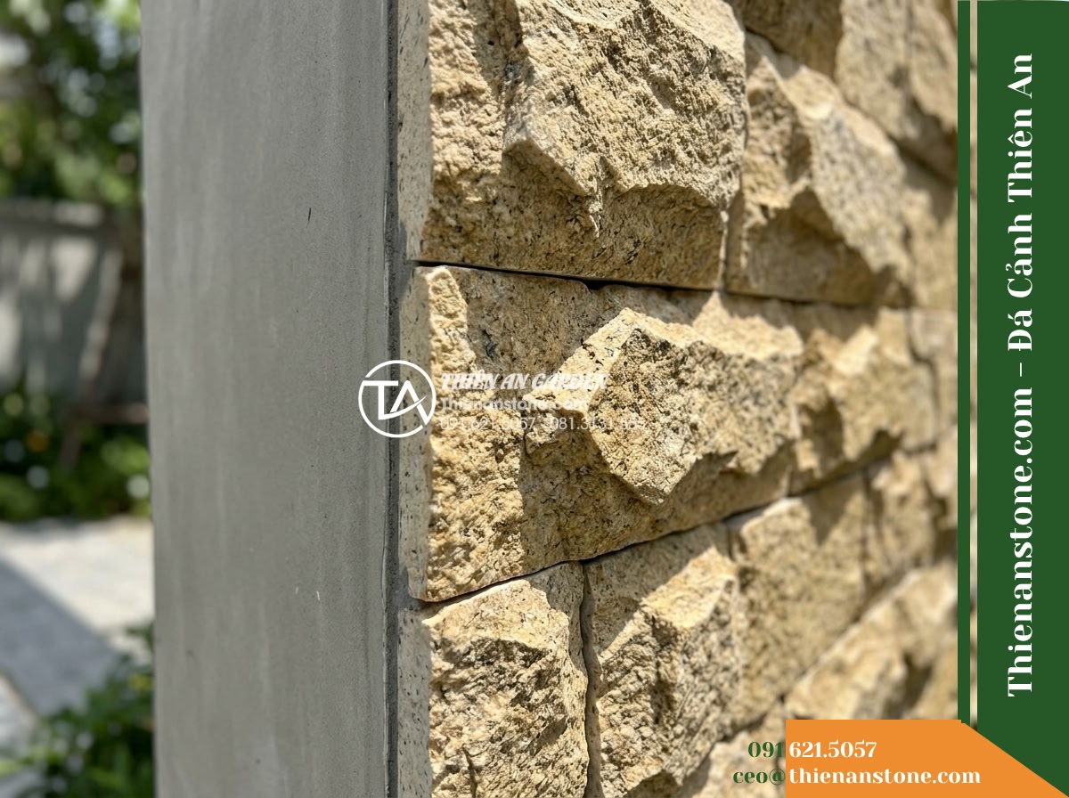 Đá ghép vàng Bình Định | Granite / Marble vàng Bình Định | 10x50 cm - Hình 2 Đá ghép vàng Bình Định | Granite / Marble vàng Bình Định | 10x50 cm - Close-up oblique angle view of the boundary edge of an exterior courtyard wall s
