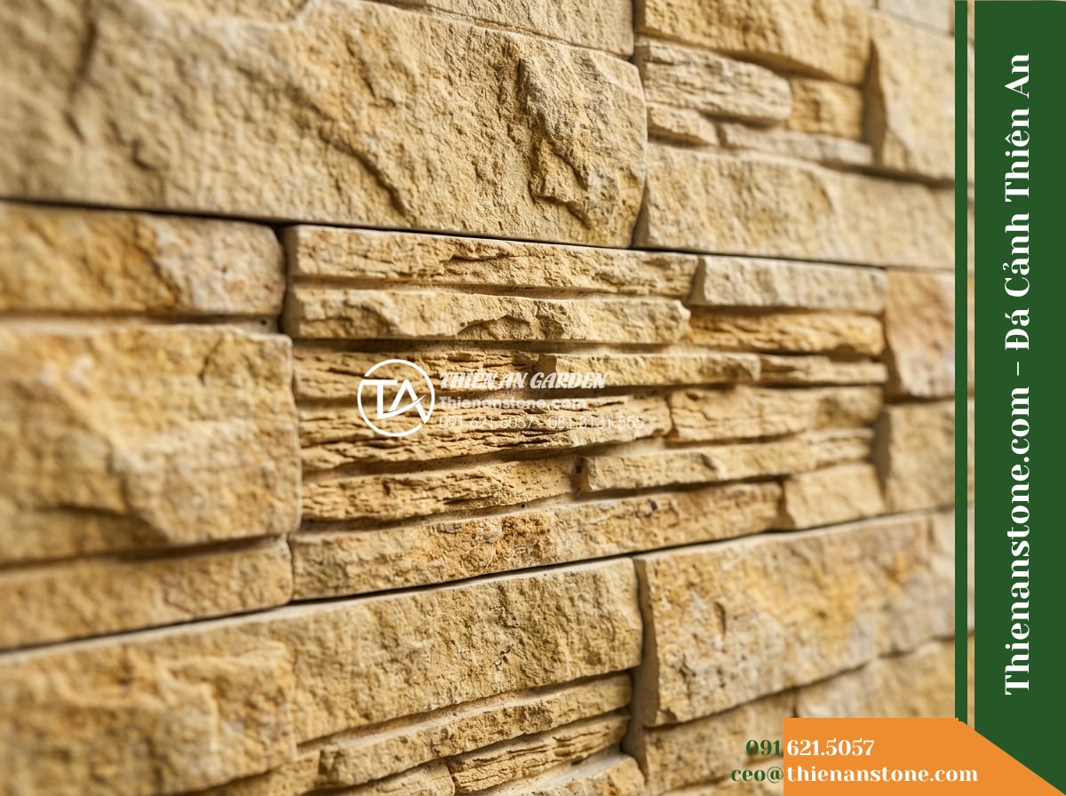 Đá ghép vàng Quỳ Hợp | Đá vôi vàng Quỳ Hợp | 10x40 cm - Hình 15 Đá ghép vàng Quỳ Hợp | Đá vôi vàng Quỳ Hợp | 10x40 cm - Macro detail of natural stone horizontal crevices and split grooves on a yellow