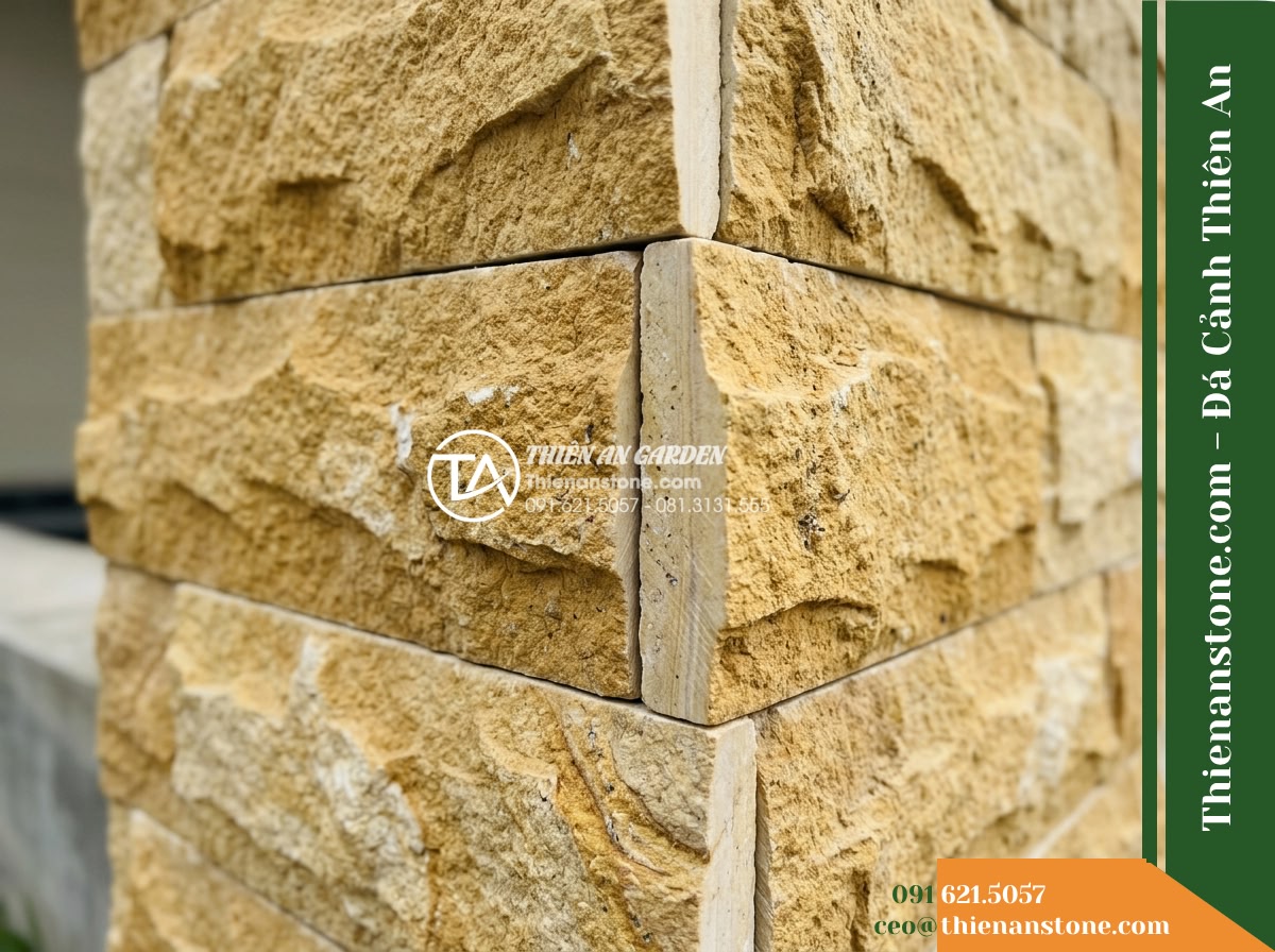 Đá ghép vàng Quỳ Hợp | Đá vôi vàng Quỳ Hợp | 10x40 cm - Hình 6 Đá ghép vàng Quỳ Hợp | Đá vôi vàng Quỳ Hợp | 10x40 cm - Detail shot of the terminal edge of a ledger stone wall, showing crisp mechanica