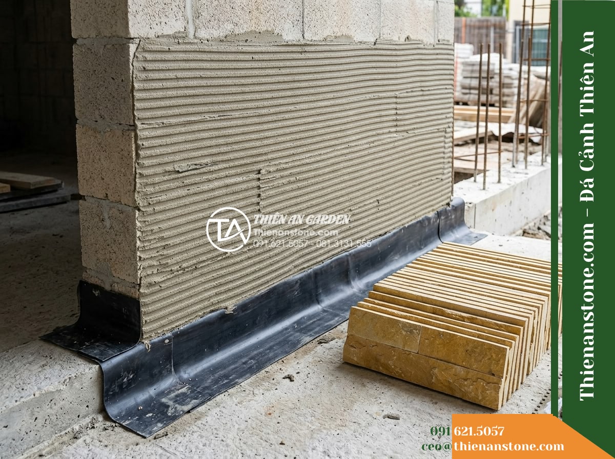 Đá ghép vàng Quỳ Hợp | Đá vôi vàng Quỳ Hợp | 10x40 cm - Hình 9 Đá ghép vàng Quỳ Hợp | Đá vôi vàng Quỳ Hợp | 10x40 cm - Detailed construction view of a masonry wall prepared with rough notched mortar