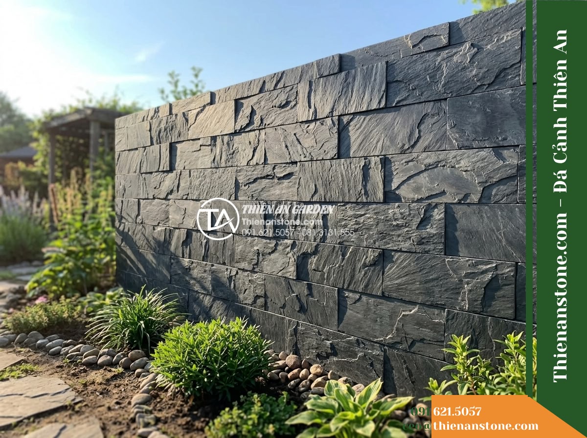Đá ghép xám đen Hòa Bình | Slate xám đen Hòa Bình | 10x50 cm - Hình 13 Đá ghép xám đen Hòa Bình | Slate xám đen Hòa Bình | 10x50 cm - Daylight photograph of the dark slate modular stone wall under direct morning su