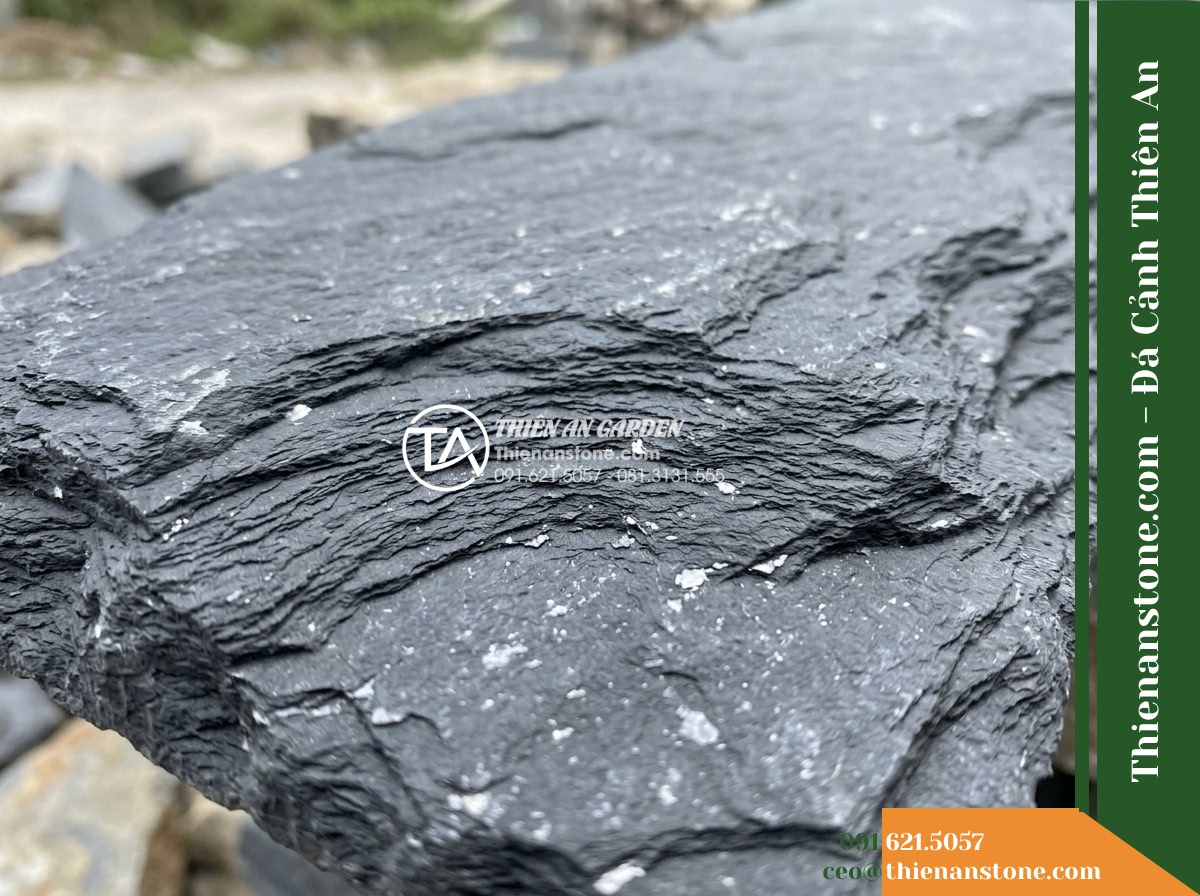 Đá ghép xám đen Hòa Bình | Slate xám đen Hòa Bình | 10x50 cm - Hình 3 Đá ghép xám đen Hòa Bình | Slate xám đen Hòa Bình | 10x50 cm - Macro photography of the natural cleft surface of Hoa Binh dark charcoal slate s