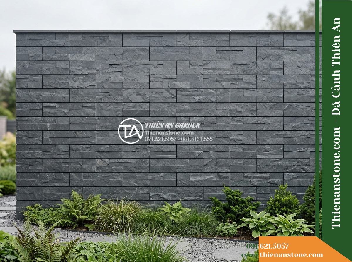 Đá ghép xám đen Hòa Bình | Slate xám đen Hòa Bình | 10x50 cm - Hình 5 Đá ghép xám đen Hòa Bình | Slate xám đen Hòa Bình | 10x50 cm - Direct straight-on architectural photograph of a garden feature wall clad in 10x