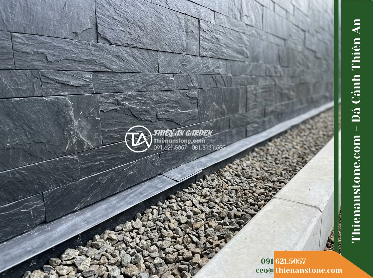 Đá ghép xám đen Hòa Bình | Slate xám đen Hòa Bình | 10x50 cm - Hình 9 Đá ghép xám đen Hòa Bình | Slate xám đen Hòa Bình | 10x50 cm - Detailed construction shot showing the bottom intersection of an outdoor dark sl