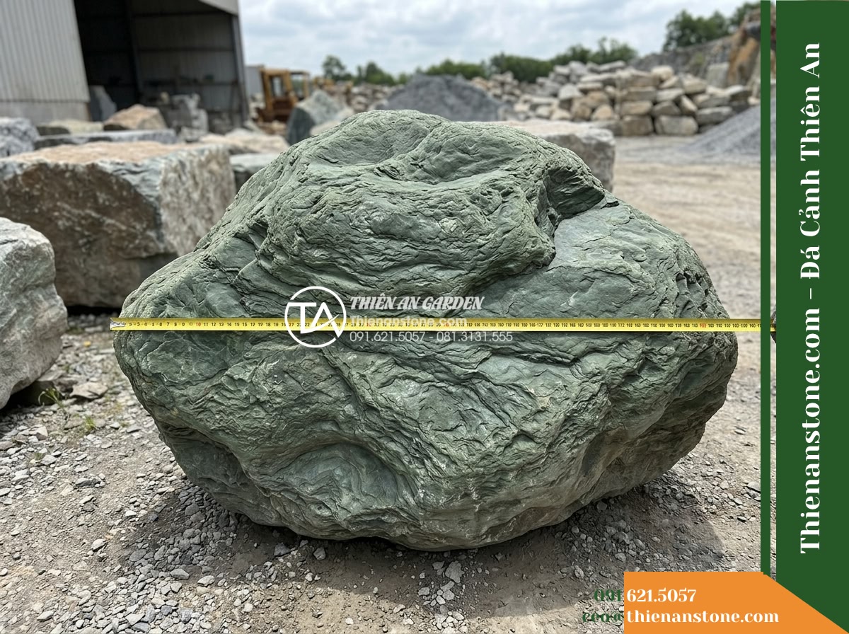 Đá Lam Ngọc Nhật (Khối lớn 80–150cm) | Chuyên làm đá chủ, khối điểm nhấn ven hồ. - Hình 17 Đá Lam Ngọc Nhật (Khối lớn 80–150cm) | Chuyên làm đá chủ, khối điểm nhấn ven hồ. - Inspection shot at a stone yard showing a measuring tape placed across a 140cm J