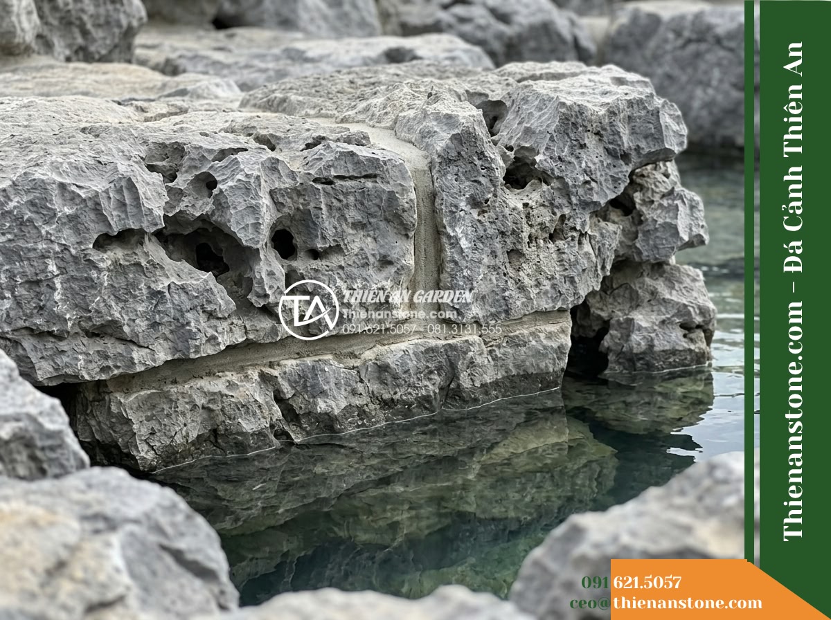 Đá Mão Xám (Khối trung 60–120cm / ~300–900kg) | Chuyên ghép bệ móng vững chãi, tạo thềm đá phẳng sát mặt nước. - Hình 15 Đá Mão Xám (Khối trung 60–120cm / ~300–900kg) | Chuyên ghép bệ móng vững chãi, tạo thềm đá phẳng sát mặt nước. - Close-up view of the clean, well-mortared recessed joint between two gray stone