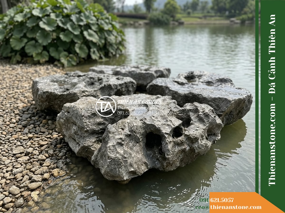 Đá Mão Xám (Khối trung 60–120cm / ~300–900kg) | Chuyên ghép bệ móng vững chãi, tạo thềm đá phẳng sát mặt nước. - Hình 18 Đá Mão Xám (Khối trung 60–120cm / ~300–900kg) | Chuyên ghép bệ móng vững chãi, tạo thềm đá phẳng sát mặt nước. - Clear multi-angle photo showing a set of natural gray stones laid flat on the gr