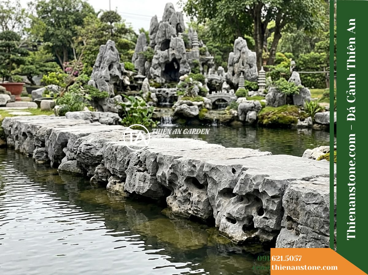 Đá Mão Xám (Khối trung 60–120cm / ~300–900kg) | Chuyên ghép bệ móng vững chãi, tạo thềm đá phẳng sát mặt nước. - Hình 21 Đá Mão Xám (Khối trung 60–120cm / ~300–900kg) | Chuyên ghép bệ móng vững chãi, tạo thềm đá phẳng sát mặt nước. - Final outdoor scenic view returning to the horizontal perspective of natural sto