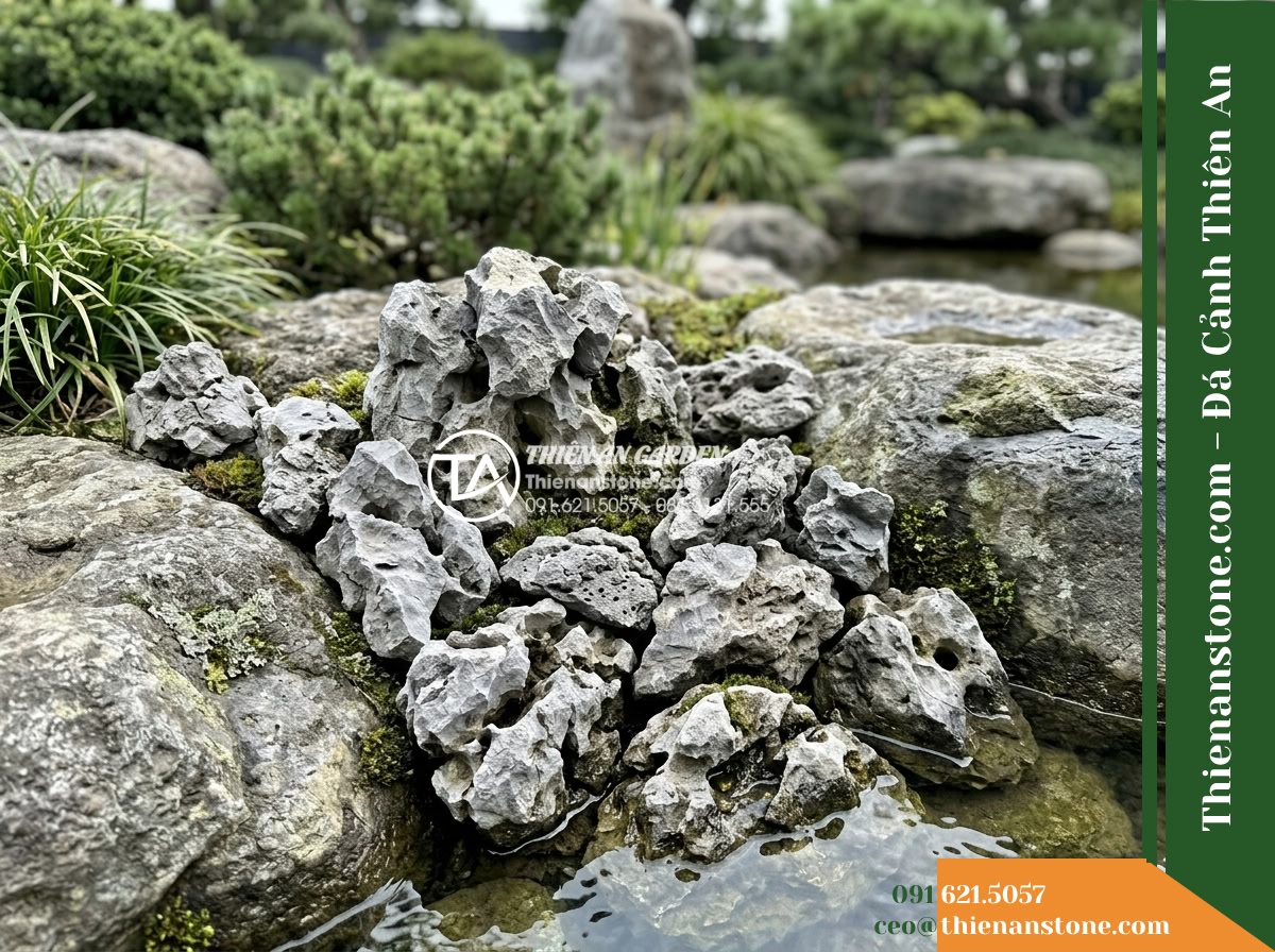 Đá Mão Xám (Size nhỏ 10–25cm) | Chuyên chèn khe, bo bờ tiểu cảnh. - A detailed close-up shot of small natural grey stones sizing between 10 to 25 ce