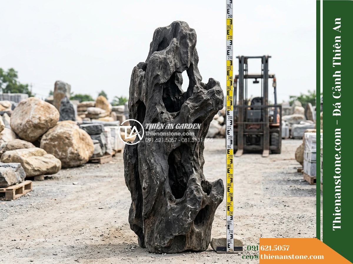 Đá Mộc Phong Đen (Khối đại 150–220cm / ~2–5 tấn) | Chuyên dựng vách núi đen uy nghi, kết hợp sương mù và cây lão.