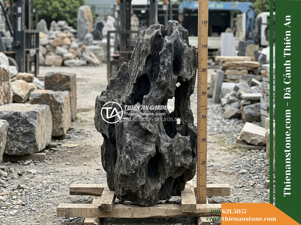 Đá Mộc Phong Đen (Khối trung 80–130cm / ~0.6–1.5 tấn) | Chuyên tạo mỏm đá rêu phong, sườn núi thoai thoải mang nét trầm mặc.