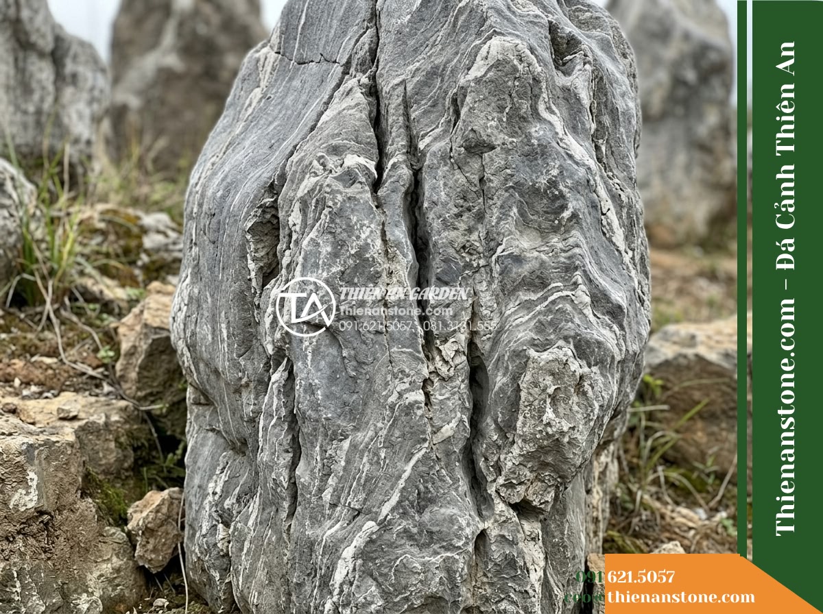 Đá Ngũ Vân Sơn (Khối lớn 120–180cm / ~1.5–3.5 tấn) | Chuyên phối kết hợp tạo quần thể núi liền kề nhiều màu sắc. - Hình 3 Đá Ngũ Vân Sơn (Khối lớn 120–180cm / ~1.5–3.5 tấn) | Chuyên phối kết hợp tạo quần thể núi liền kề nhiều màu sắc. - Detailed view of a single massive natural weathered mountain stone measuring aro