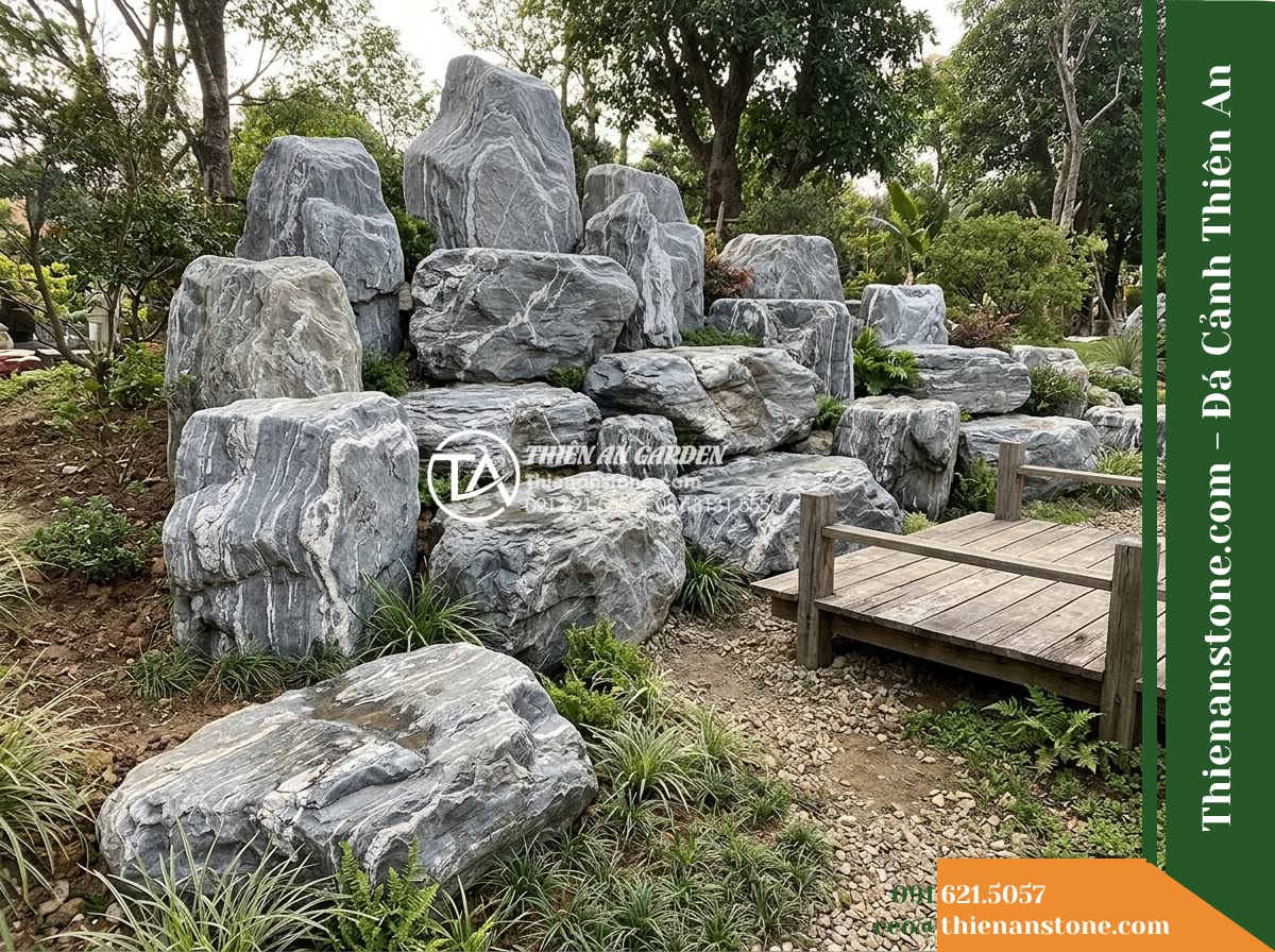 Đá Ngũ Vân Sơn (Khối lớn 120–180cm / ~1.5–3.5 tấn) | Chuyên phối kết hợp tạo quần thể núi liền kề nhiều màu sắc. - Hình 5 Đá Ngũ Vân Sơn (Khối lớn 120–180cm / ~1.5–3.5 tấn) | Chuyên phối kết hợp tạo quần thể núi liền kề nhiều màu sắc. - A stepped stone landscape layout where large 1.5-ton to 3.5-ton mountain rocks a