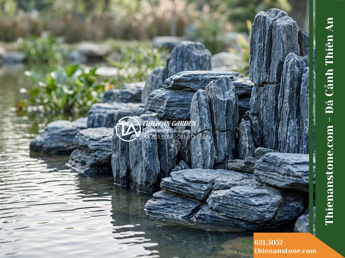 Đá Ông Phú (Khối tiểu cảnh 30–50cm) | Chuyên dựng hòn non bộ, tiểu cảnh bờ hồ. - A close-up horizontal ground-level view of natural landscape stones sized 30 to