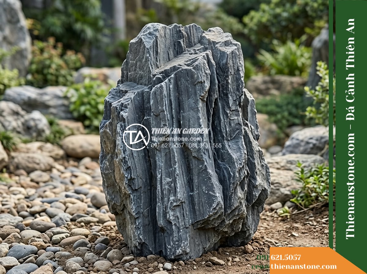 Đá Ông Phú (Khối trung 80–130cm / ~0.5–1.5 tấn) | Chuyên xếp sườn núi lồi lõm, tạo hang động sâu và khe hẻm vách núi. - Hình 11 Đá Ông Phú (Khối trung 80–130cm / ~0.5–1.5 tấn) | Chuyên xếp sườn núi lồi lõm, tạo hang động sâu và khe hẻm vách núi. - Solitary medium natural landscape boulder standing prominently outdoors, exhibit