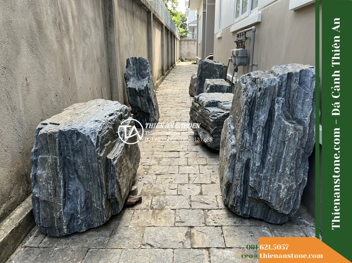 Đá Ông Phú (Khối trung 80–130cm / ~0.5–1.5 tấn) | Chuyên xếp sườn núi lồi lõm, tạo hang động sâu và khe hẻm vách núi. - Hình 9 Đá Ông Phú (Khối trung 80–130cm / ~0.5–1.5 tấn) | Chuyên xếp sườn núi lồi lõm, tạo hang động sâu và khe hẻm vách núi. - Site access assessment shot showing a narrow residential side yard pathway with