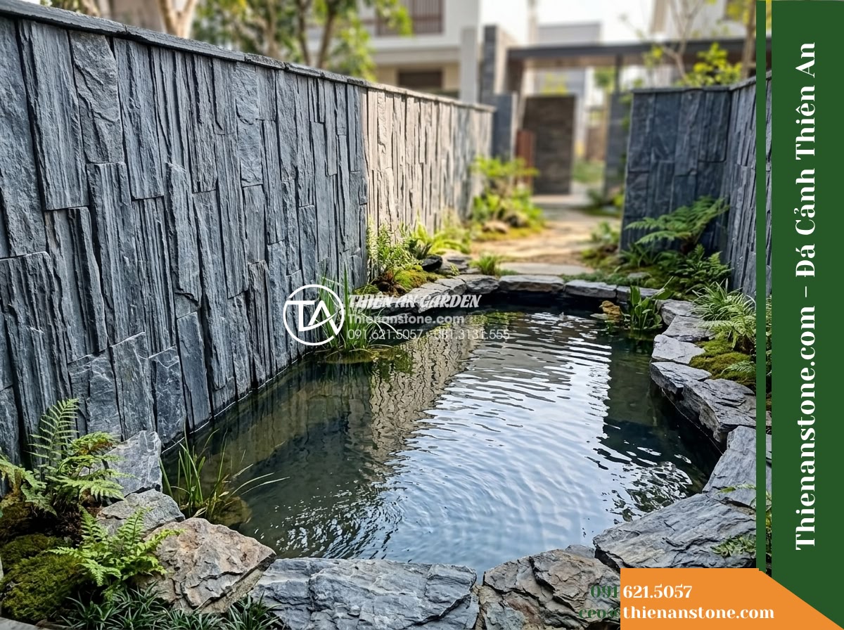 Đá Ông Phú (Tấm 20x40cm) | Chuyên ốp vách tường hồ, làm mảng tường trang trí cảnh quan. - Hình 19 Đá Ông Phú (Tấm 20x40cm) | Chuyên ốp vách tường hồ, làm mảng tường trang trí cảnh quan. - A comprehensive wide landscape view showing the completed compact courtyard pond