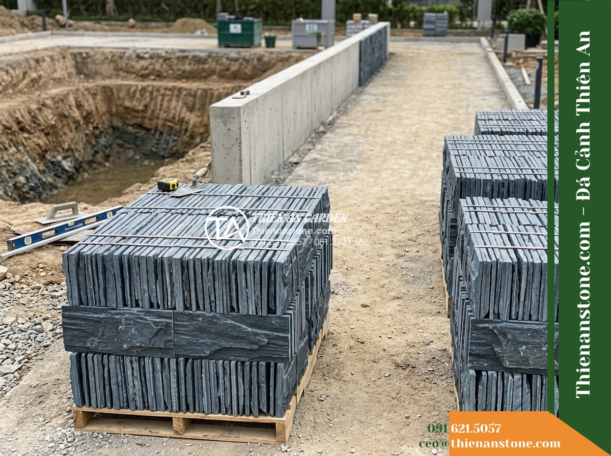 Đá Ông Phú (Tấm 20x40cm) | Chuyên ốp vách tường hồ, làm mảng tường trang trí cảnh quan. - Hình 9 Đá Ông Phú (Tấm 20x40cm) | Chuyên ốp vách tường hồ, làm mảng tường trang trí cảnh quan. - A site perspective showing a prepared concrete short wall beside an excavated po