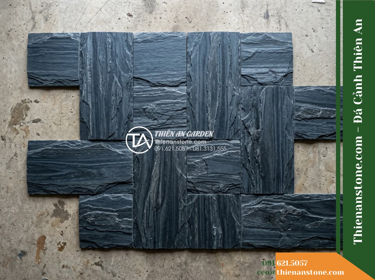 Đá Ông Phú (Tấm 30x60cm) | Chuyên ốp mảng tường lớn, làm vách hồ & bờ tường sân vườn. - Hình 18 Đá Ông Phú (Tấm 30x60cm) | Chuyên ốp mảng tường lớn, làm vách hồ & bờ tường sân vườn. - Direct overhead view of eight 30x60cm stone panels laid out on a workshop concre