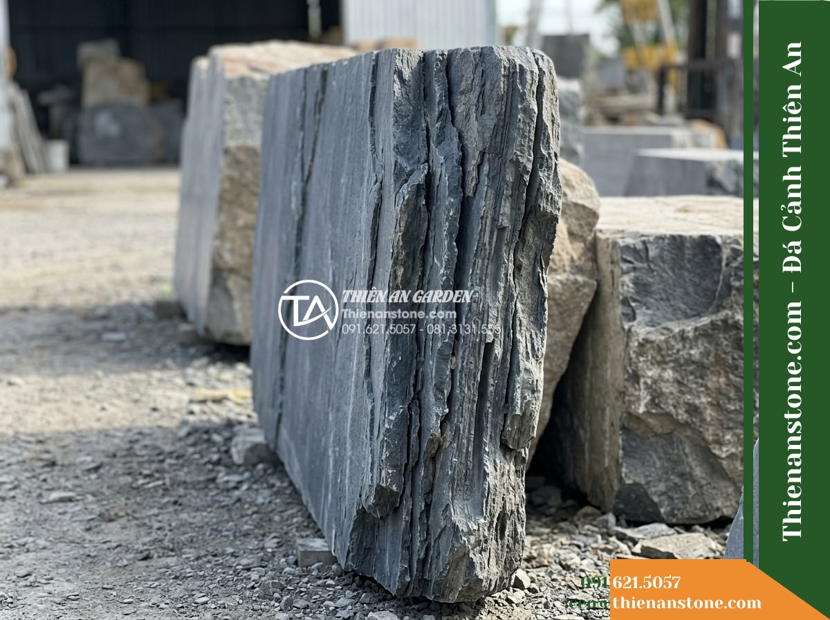 Đá Ông Phú (Tấm lớn 60x120cm / ~150–300kg) | Chuyên ghép vách đứng, tạo mỏm đá nhô ra làm bệ đặt tượng hoặc đình/chùa thu nhỏ.