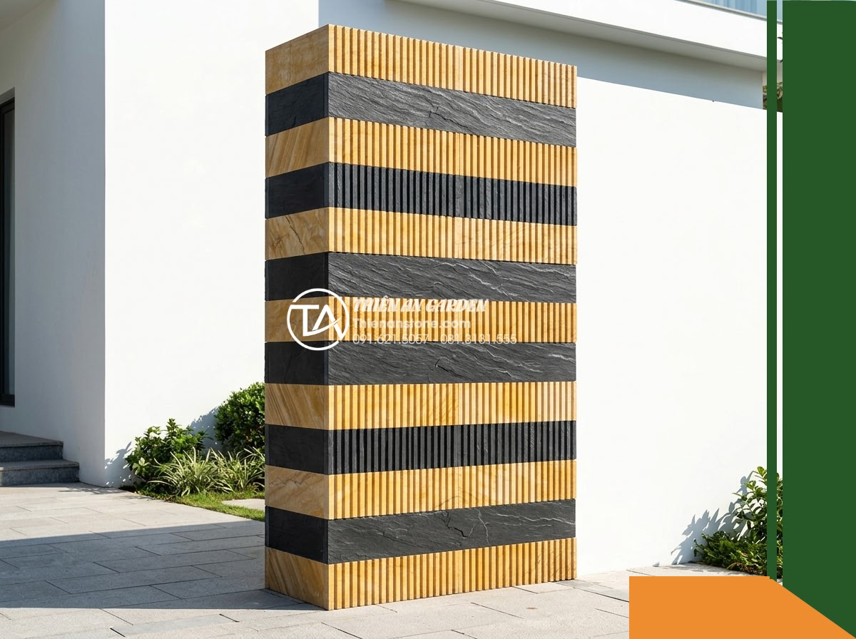 Đá răng lược 2 màu (Vàng - Đen) | Marble Vàng & Slate Đen | 10x50 cm - Hình 1 Đá răng lược 2 màu (Vàng - Đen) | Marble Vàng & Slate Đen | 10x50 cm - A straight wide view of a narrow villa gate pillar clad in 10x50 cm yellow marbl