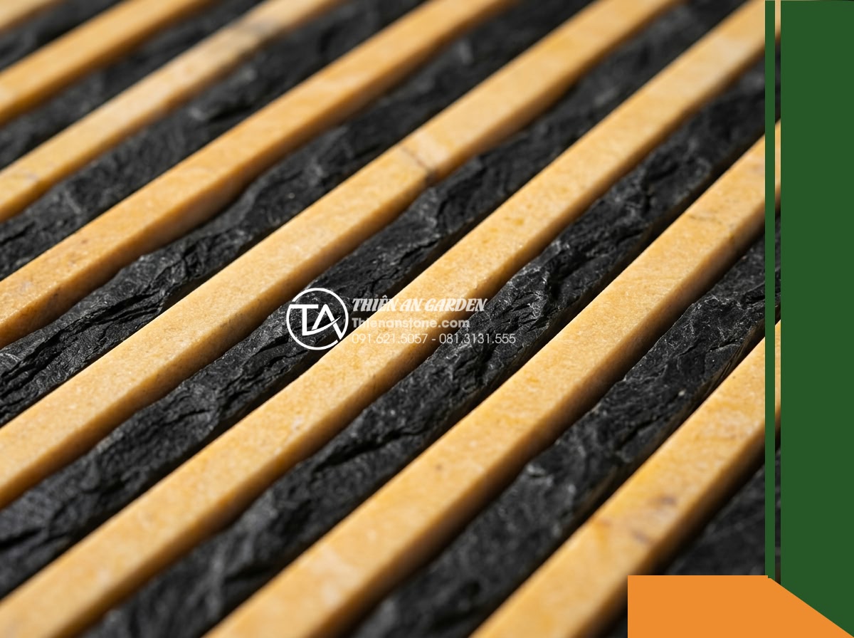 Đá răng lược 2 màu (Vàng - Đen) | Marble Vàng & Slate Đen | 10x50 cm - Hình 3 Đá răng lược 2 màu (Vàng - Đen) | Marble Vàng & Slate Đen | 10x50 cm - Extreme macro shot of the comb-cut stone surface revealing alternating parallel