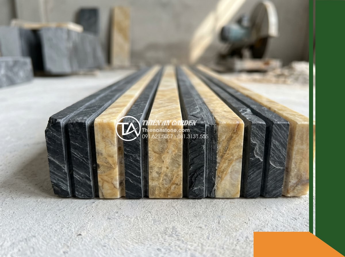 Đá răng lược 2 màu (Vàng - Đen) | Marble Vàng & Slate Đen | 10x50 cm - Hình 4 Đá răng lược 2 màu (Vàng - Đen) | Marble Vàng & Slate Đen | 10x50 cm - Side profile close-up detailing the saw-cut grooves and natural micro-textures o