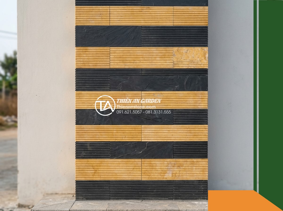 Đá răng lược 2 màu (Vàng - Đen) | Marble Vàng & Slate Đen | 10x50 cm - Hình 5 Đá răng lược 2 màu (Vàng - Đen) | Marble Vàng & Slate Đen | 10x50 cm - Straight elevation view of an unadorned exterior gate pier cladded precisely wit
