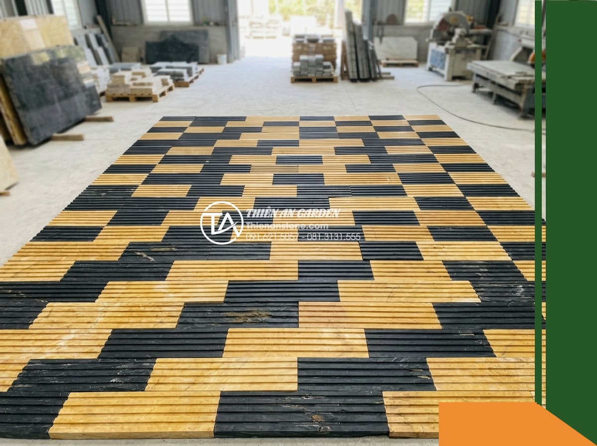 Đá răng lược 2 màu (Vàng - Đen) | Marble Vàng & Slate Đen | 10x50 cm - Hình 8 Đá răng lược 2 màu (Vàng - Đen) | Marble Vàng & Slate Đen | 10x50 cm - Elevated wide shot of a completed dry-laid test patch of two-tone comb stone, de