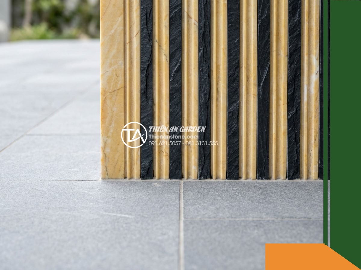 Đá răng lược 2 màu (Vàng - Đen) | Marble Vàng & Slate Đen | 10x50 cm - Hình 9 Đá răng lược 2 màu (Vàng - Đen) | Marble Vàng & Slate Đen | 10x50 cm - Clear architectural detail illustrating the flush transition joint between a tex