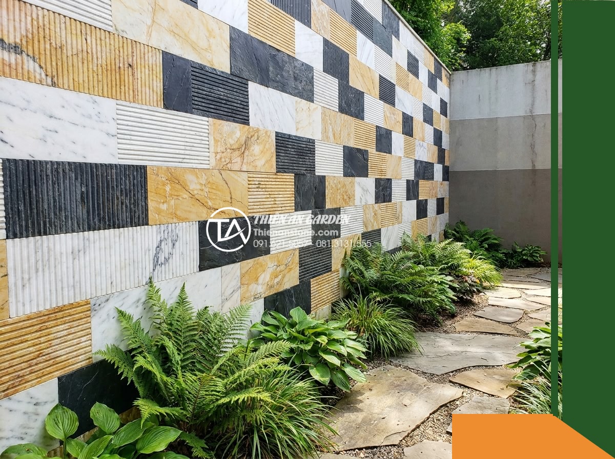Đá răng lược 3 màu (Trắng - Vàng - Đen) | Marble & Slate phối kết hợp | 10x50 cm - Hình 12 Đá răng lược 3 màu (Trắng - Vàng - Đen) | Marble & Slate phối kết hợp | 10x50 cm - A context view of an expansive courtyard feature wall with three-color comb-groo