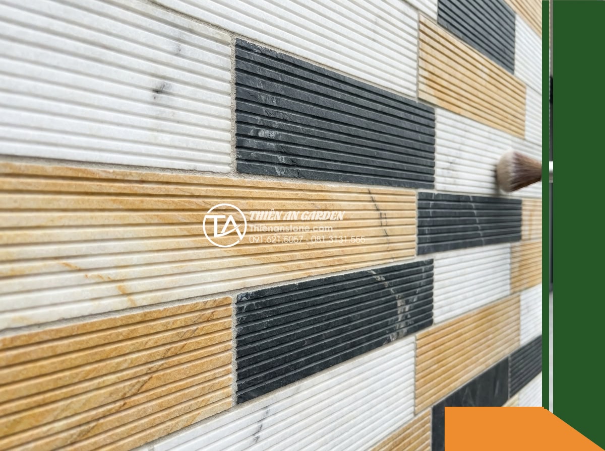Đá răng lược 3 màu (Trắng - Vàng - Đen) | Marble & Slate phối kết hợp | 10x50 cm - Hình 15 Đá răng lược 3 màu (Trắng - Vàng - Đen) | Marble & Slate phối kết hợp | 10x50 cm - Close-up view of the fine horizontal grooves in a comb-grooved stone wall during